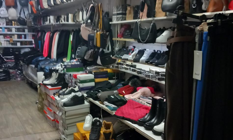 regály naplněné zboží